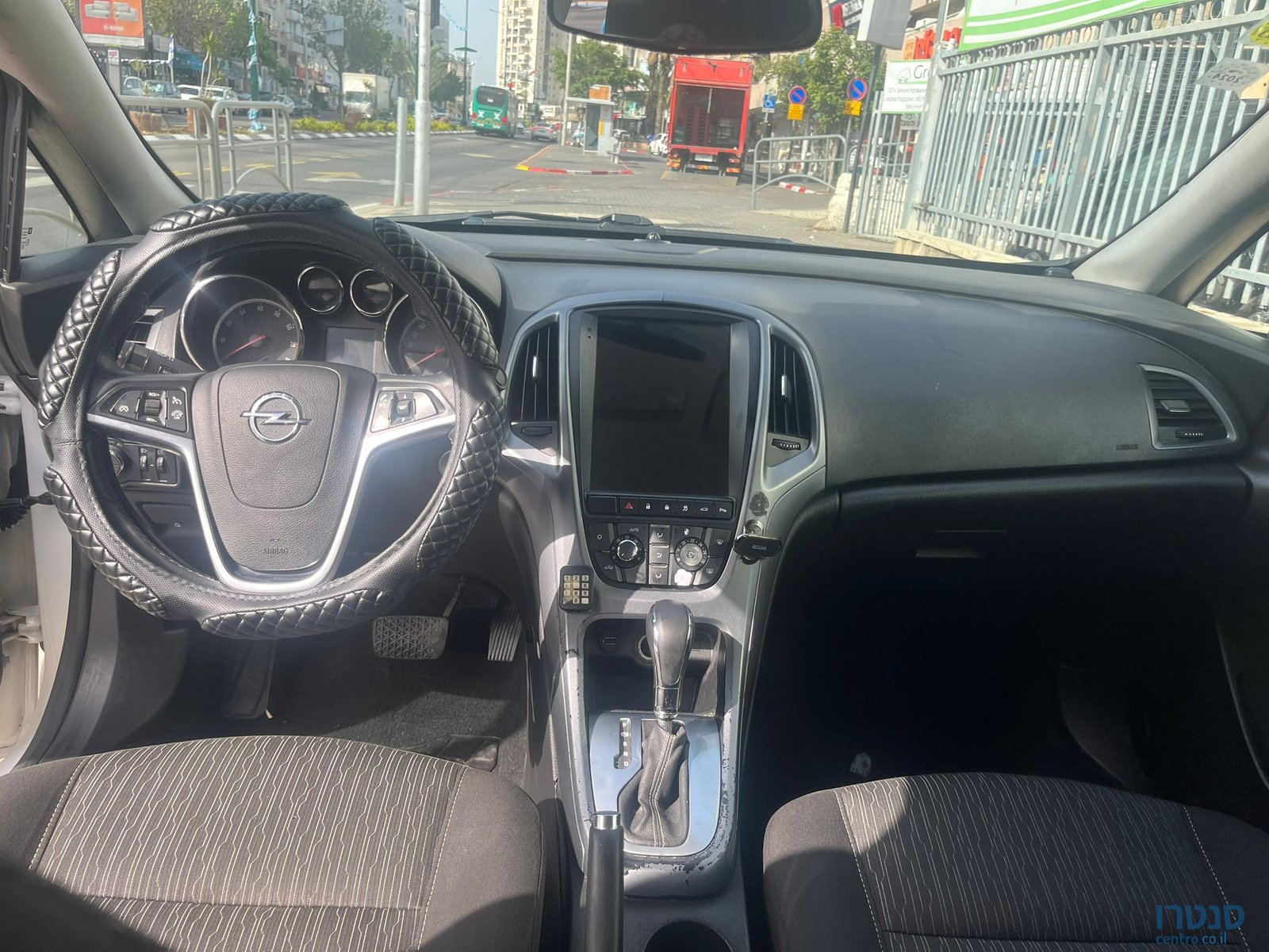 2014' Opel Astra photo #2