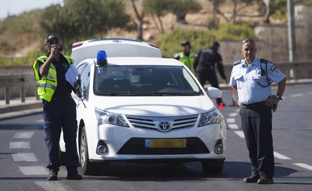 Полиция ведет погоню за похитителями армейского автомобиля в Изреэльской долине