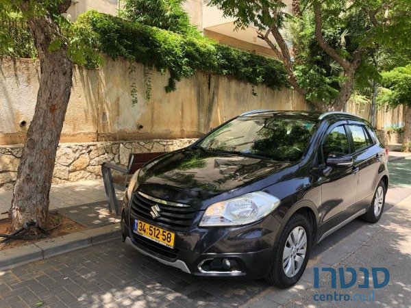 2013' Suzuki SX4 photo #1