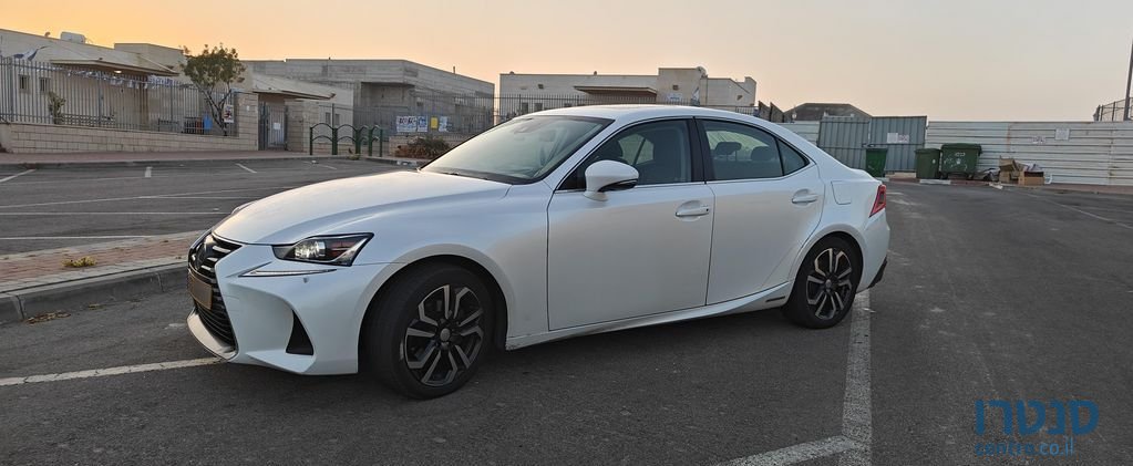 2018' Lexus Is300H לקסוס photo #1