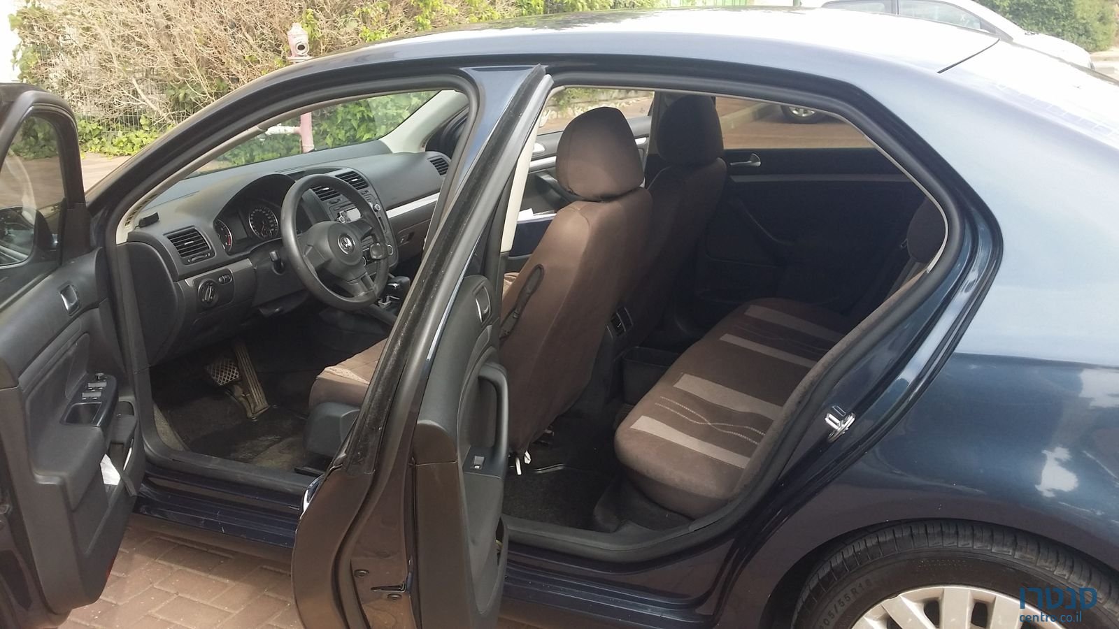 2010' Volkswagen Jetta photo #5