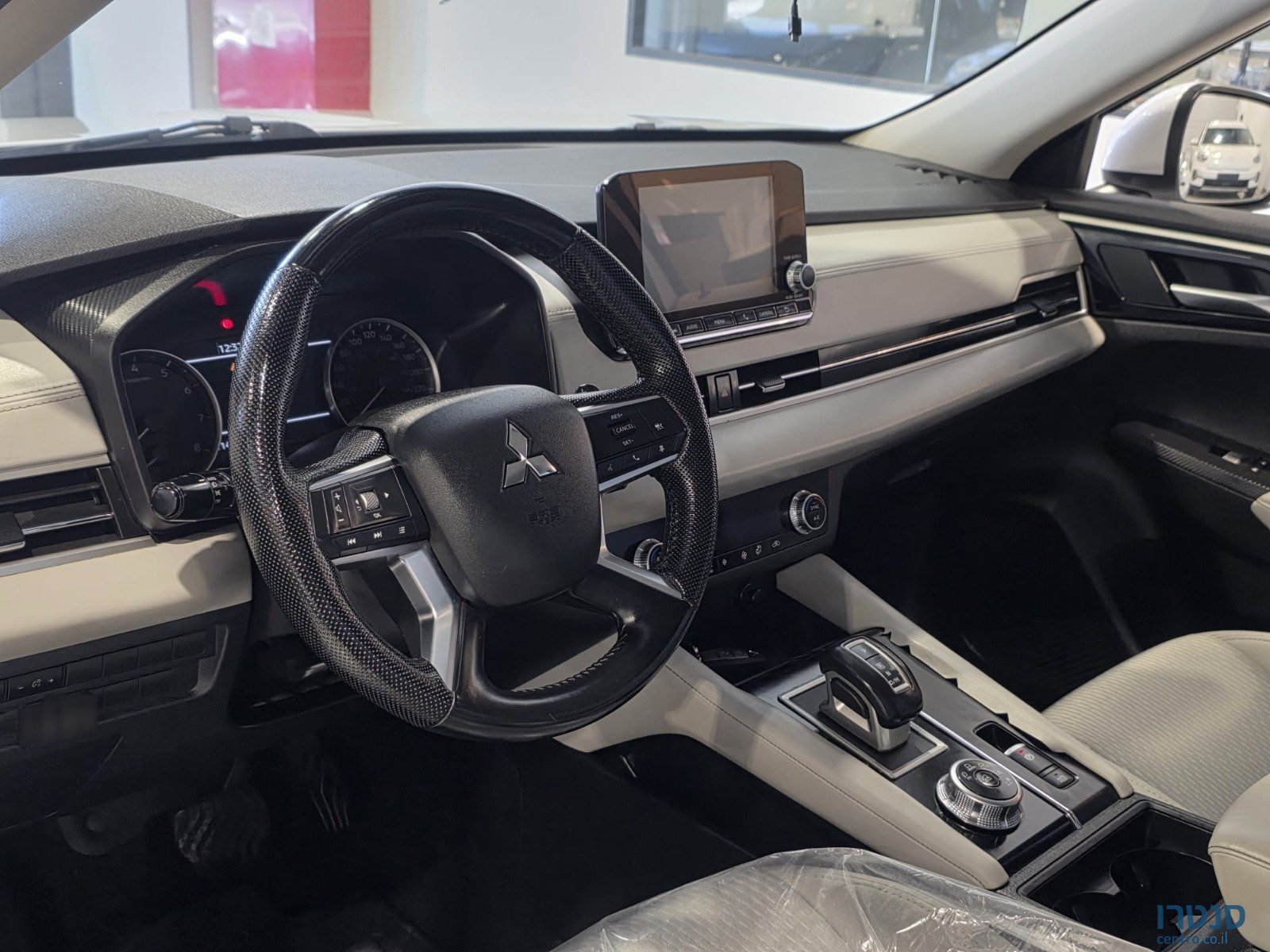 2023' Mitsubishi Outlander photo #6