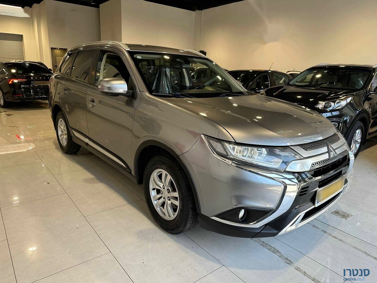 2020' Mitsubishi Outlander photo #2