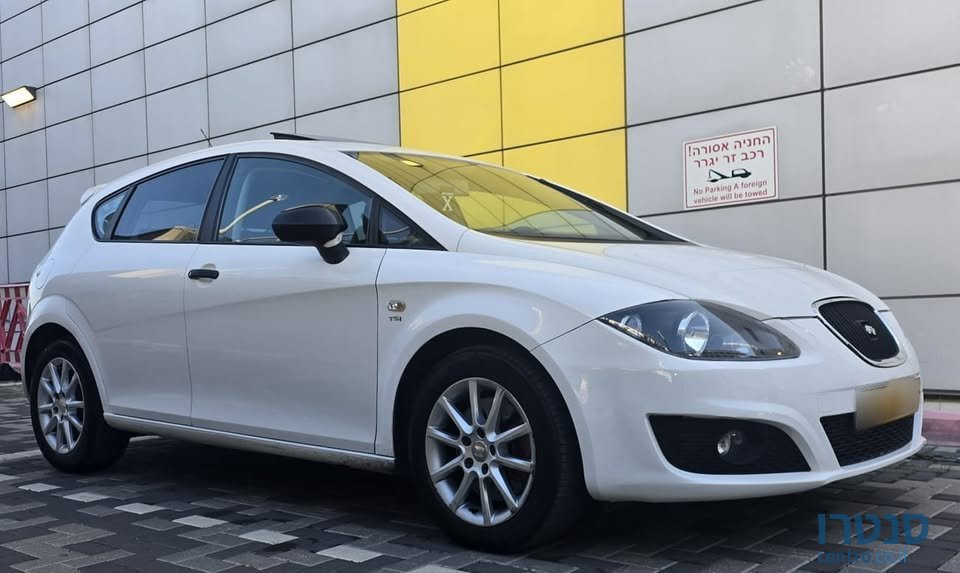 2011' SEAT Leon photo #2