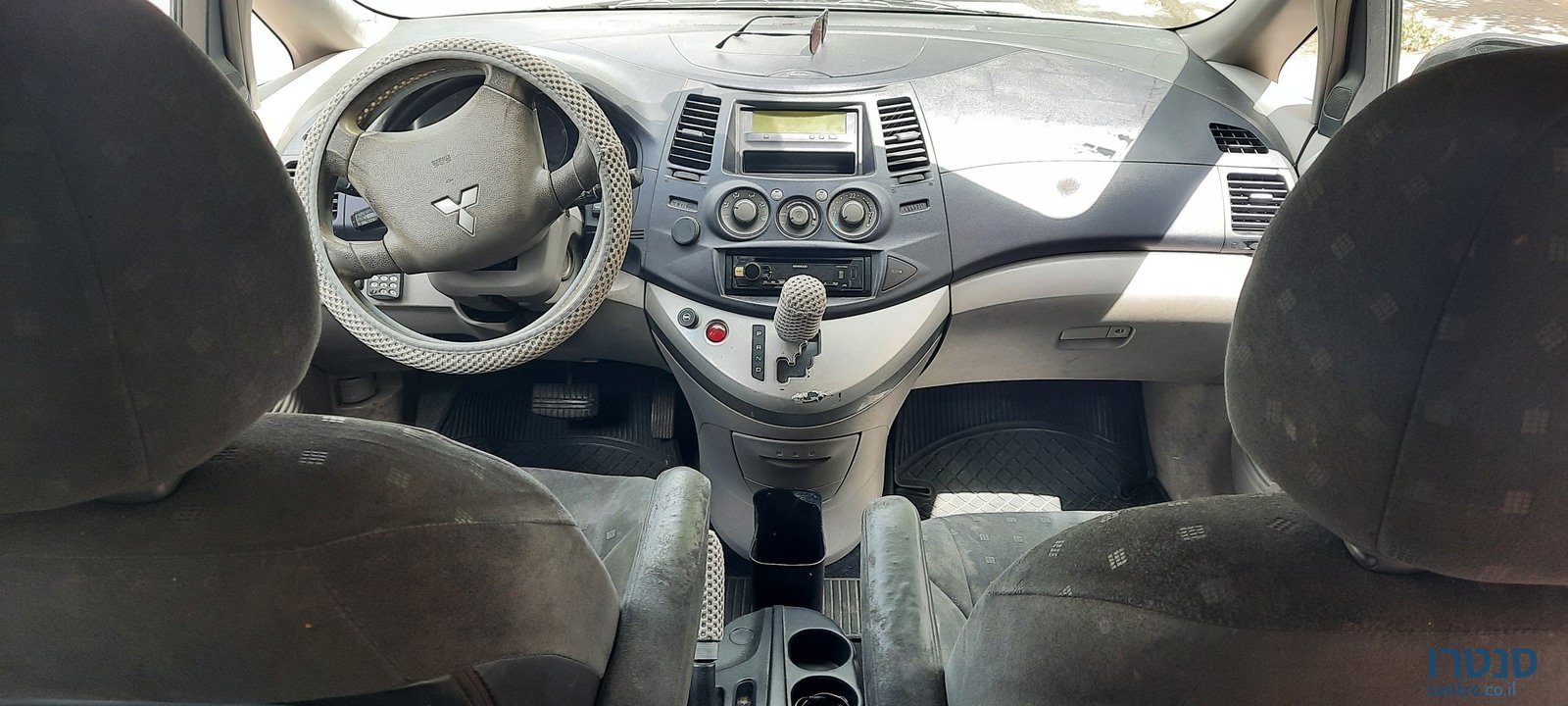 2005' Mitsubishi Grandis photo #6