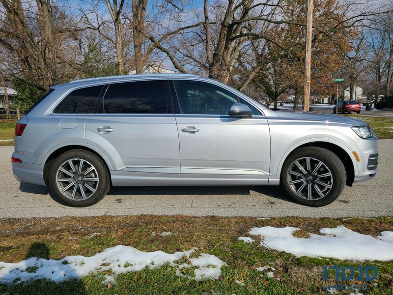 2019' Audi Q7 photo #7