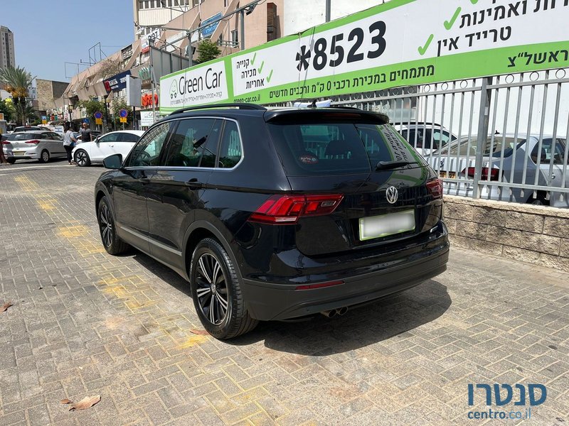 2020' Volkswagen Tiguan photo #4