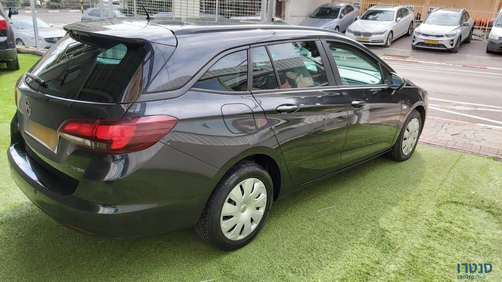 2017' Opel Astra photo #2